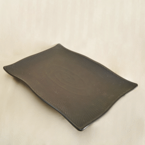 Bandeja Rectangular de Cerámica Negra con Borde Irregular