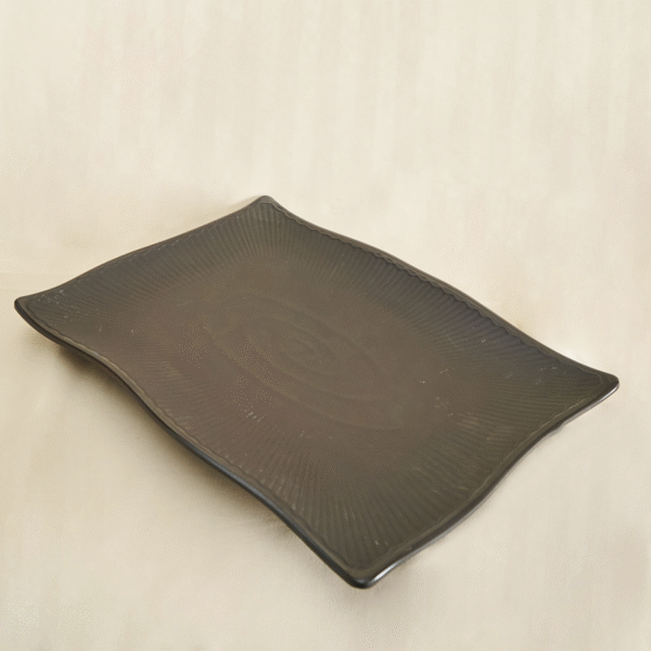 Bandeja Rectangular de Cerámica Negra con Borde Irregular
