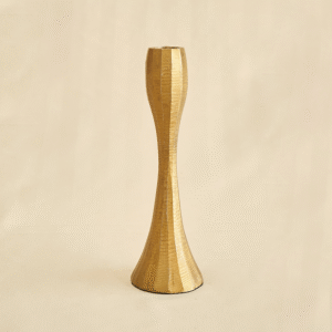 Candelabro Dorado con Textura Esculpida