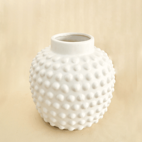 Florero blanco de cerámica con textura