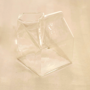Florero de Cristal con forma de cartón de leche