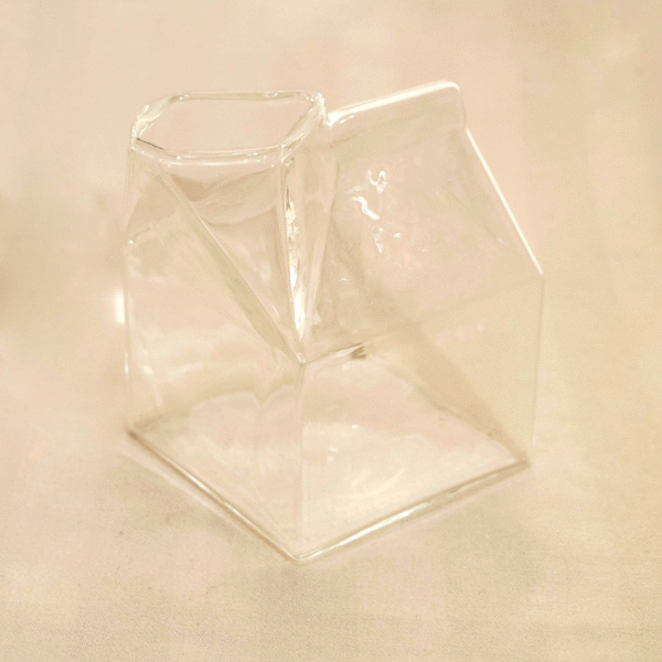 Florero de Cristal con forma de cartón de leche