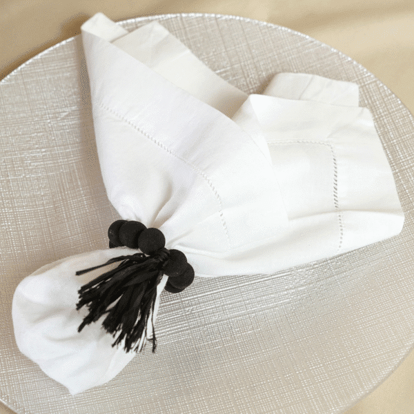 Servilletero Aros de Bolitas Negro con Flecos