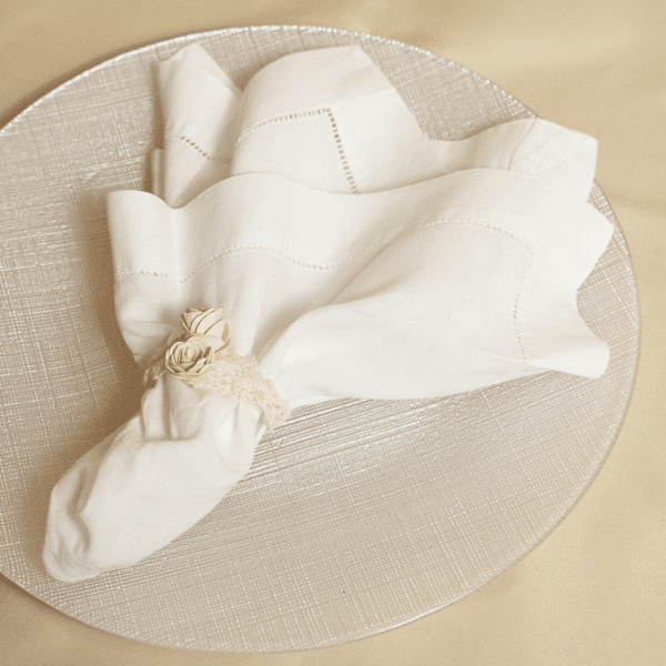 Servilletero Aros de Encaje Beige y Flor de Papel Bajito
