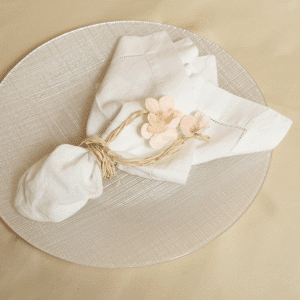 Servilletero Paja Rafia con Flor de Tela Salmón