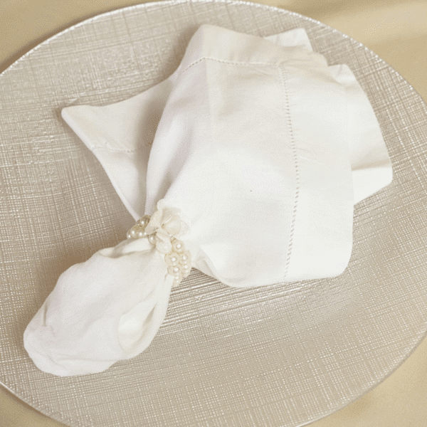 Servilleteros de Aritos de Perlas Blancas con Flor Chifón Blanca