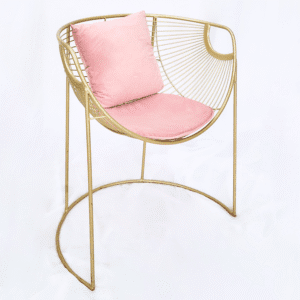 Silla metálica dorada con cojines varios colores
